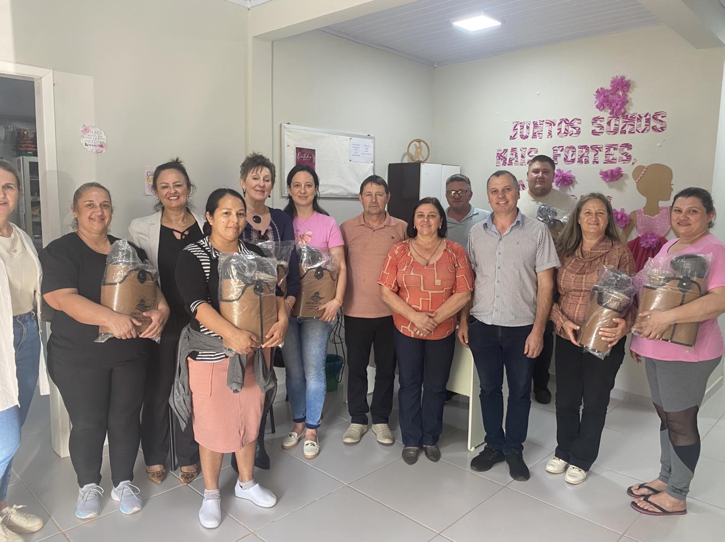 Foram entregues kits de chimarrão em alusão ao Dia do Servidor Público